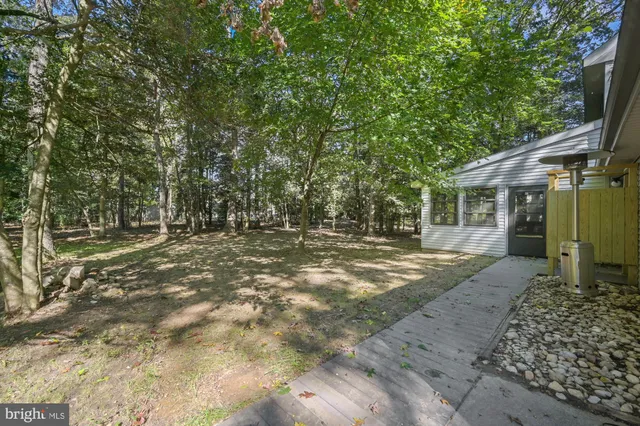 a view of a house with backyard