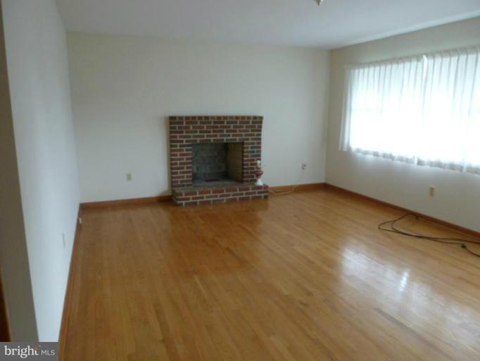 309 Devonshire Road Hagerstown, MD 21740 - Photo 3 of 14 Living Room