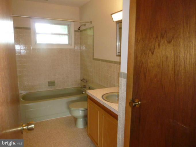 309 Devonshire Road Hagerstown, MD 21740 - Photo 7 of 14 Bath #1
