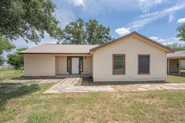 $1,600 | 1515 Geneva Street, Castroville, TX 78009