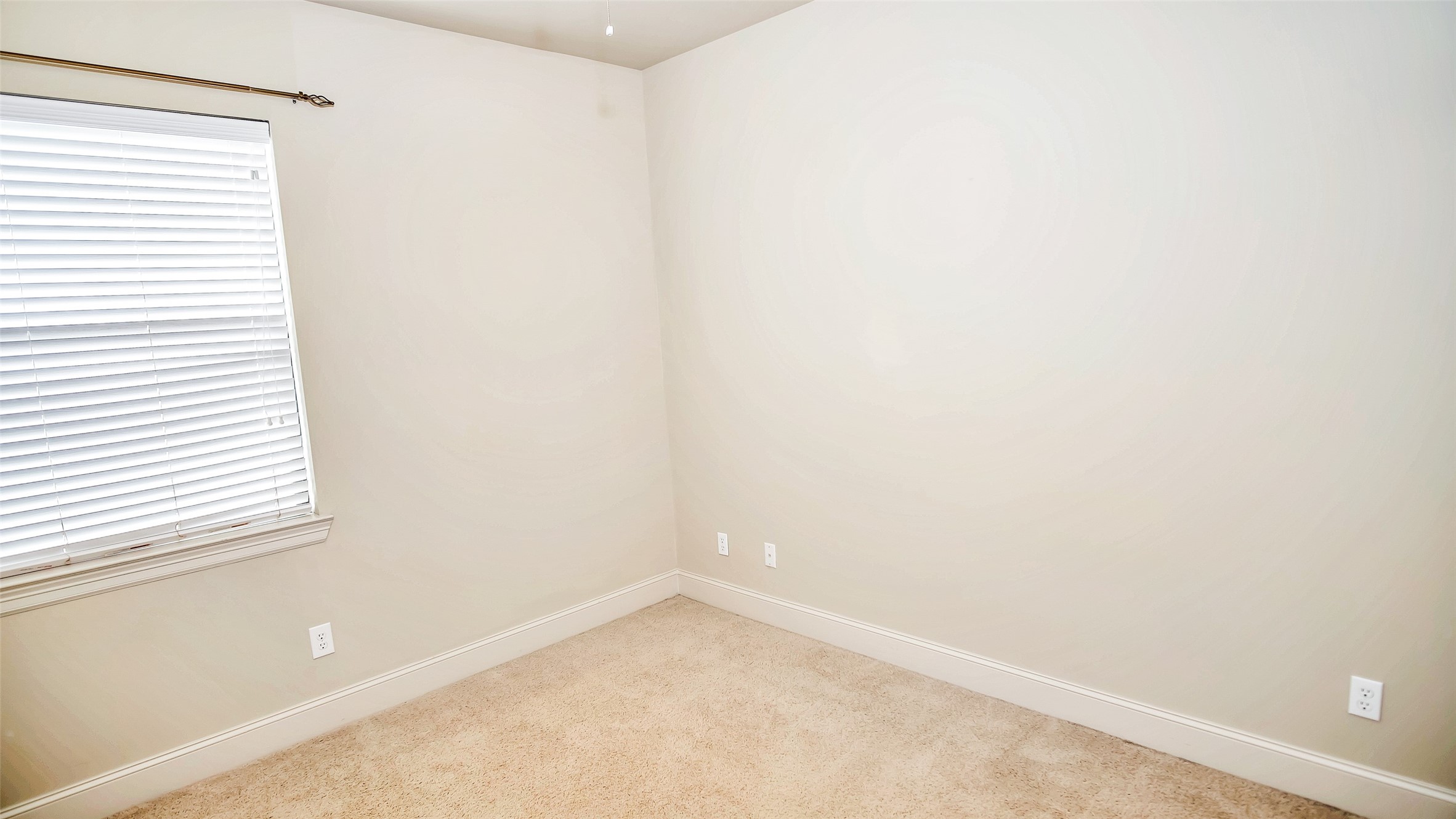 1611 Silver Street Houston, TX 77007 - Photo 23 of 32 a room that has a window in it