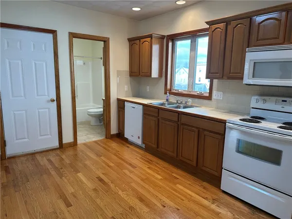 $1,900 | 471 Wood Street, Bristol, RI 02809