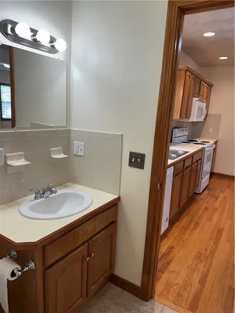 $1,900 | 471 Wood Street, Bristol, RI 02809