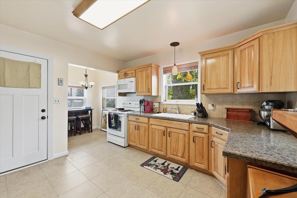 4904 North Stevens Street Spokane, WA 99205 - Photo 6 of 24