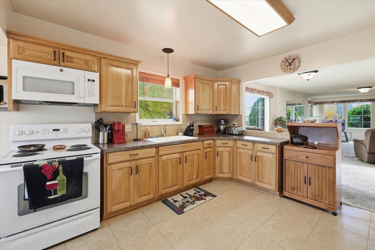 4904 North Stevens Street Spokane, WA 99205 - Photo 7 of 24