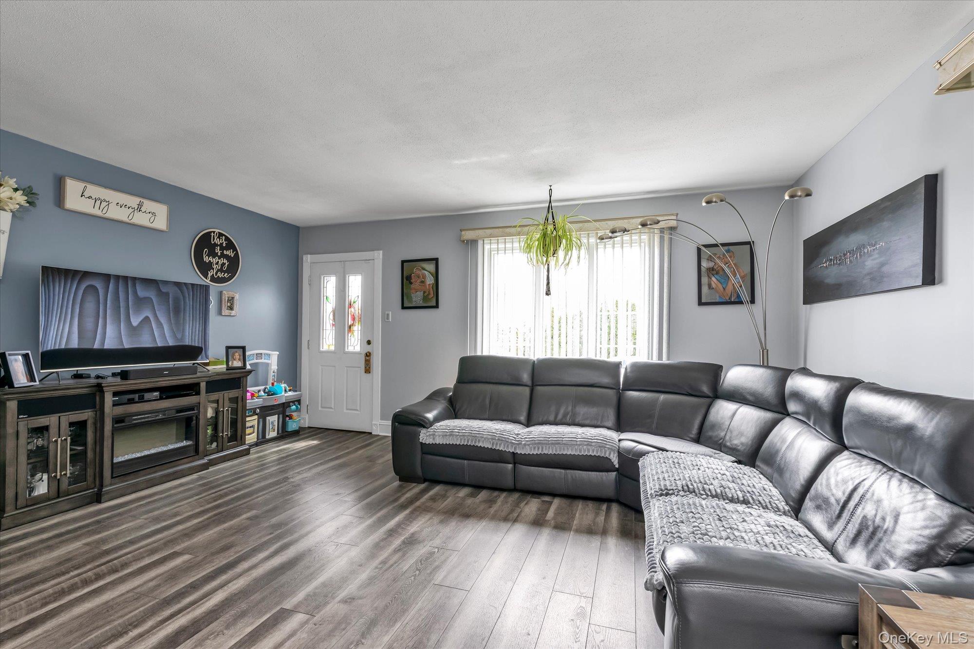 65 Liggett Road Valley Stream, NY 11581 - Photo 3 of 16 Front Entry/Living Room