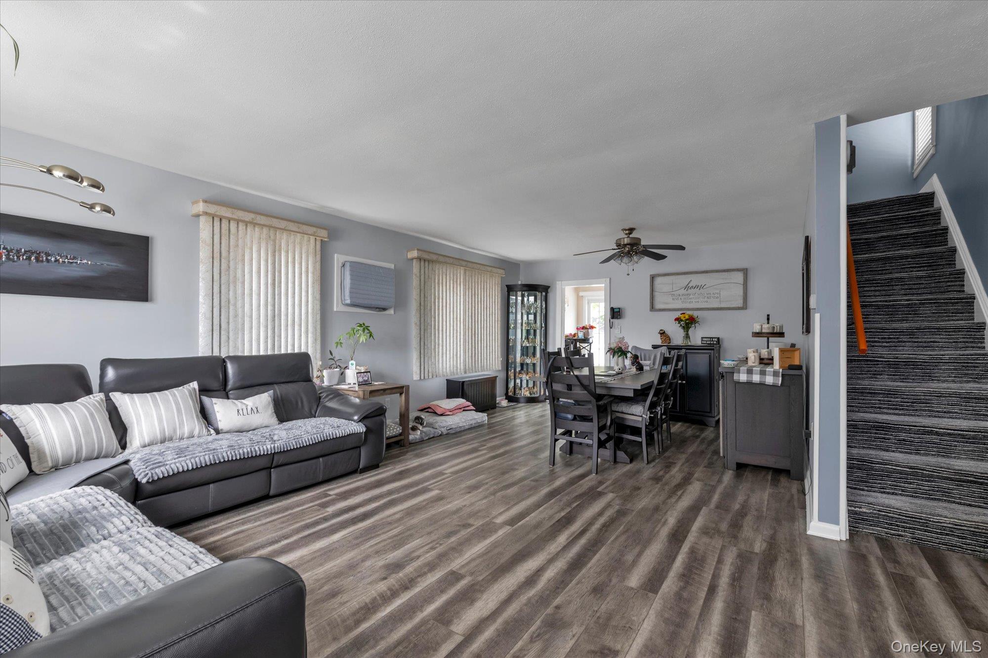65 Liggett Road Valley Stream, NY 11581 - Photo 4 of 16 Living Room/Dining Room