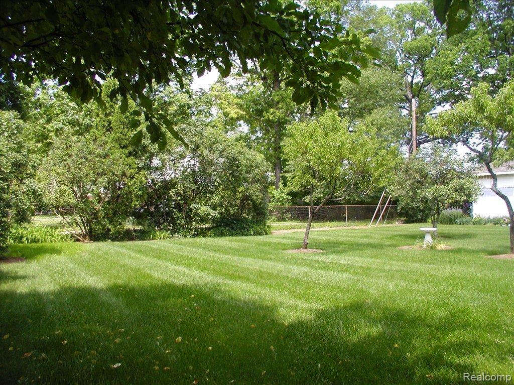 2192 Avoncrest Drive Rochester, MI 48309 - Photo 7 of 8 REAR YARD