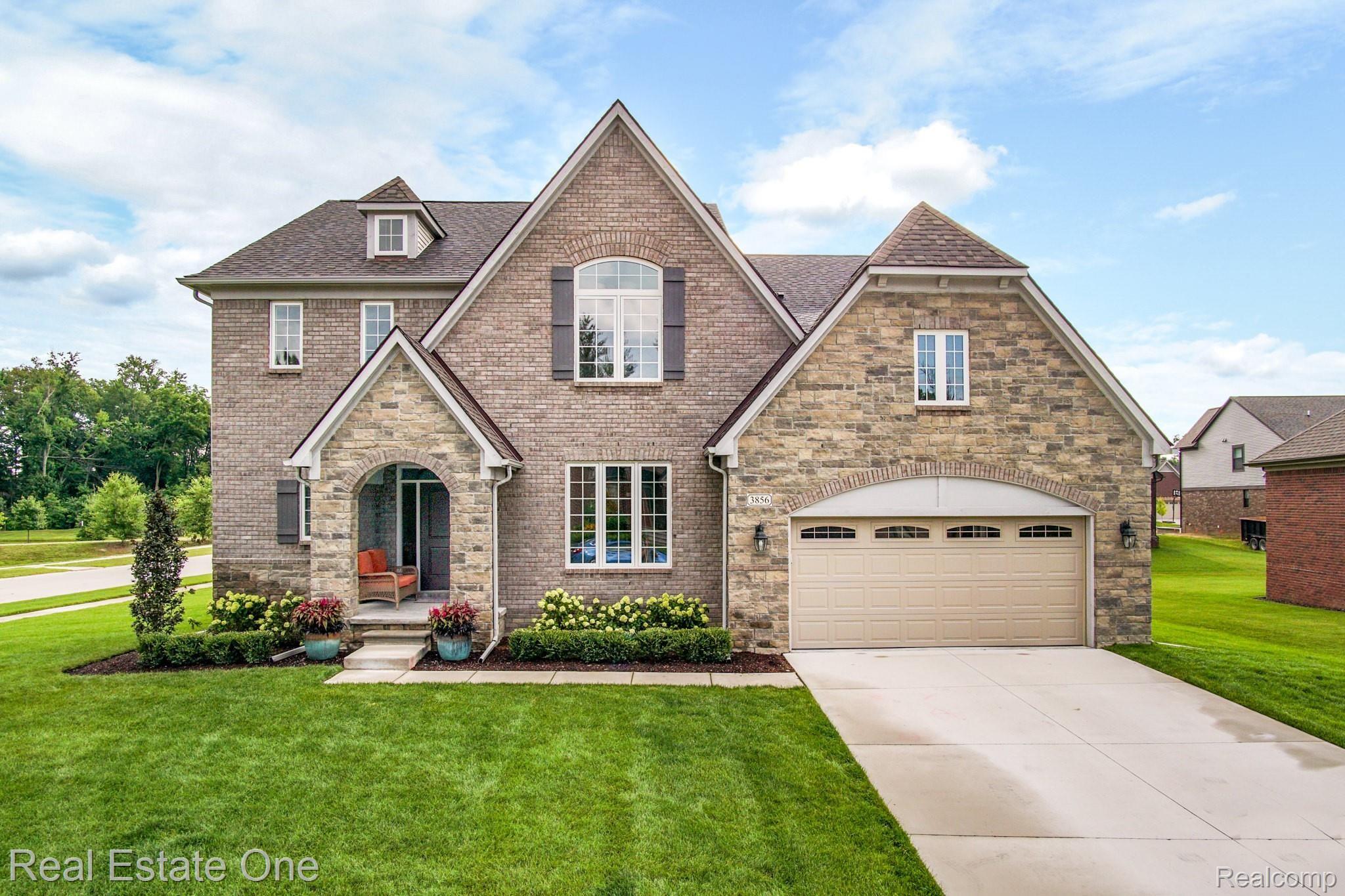 3856 Somerset Circle Rochester, MI 48309 - Photo 1 of 27 3856 Somerset PrimaryPic.jpg
