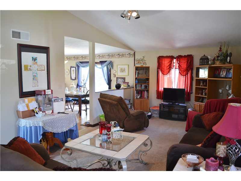 235 Kaufman Road Gibsonia, PA 15044 - Photo 8 of 25 Living Room.