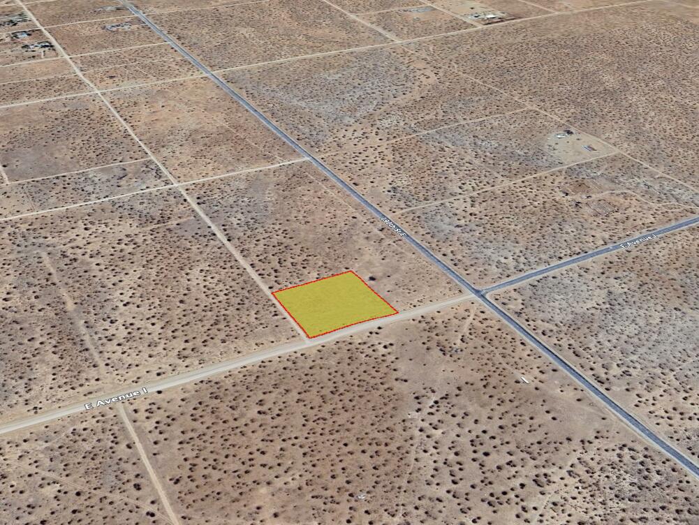 188 Cor Avenue Lancaster, CA 93535 - Photo 2 of 3 a bath room with a rug