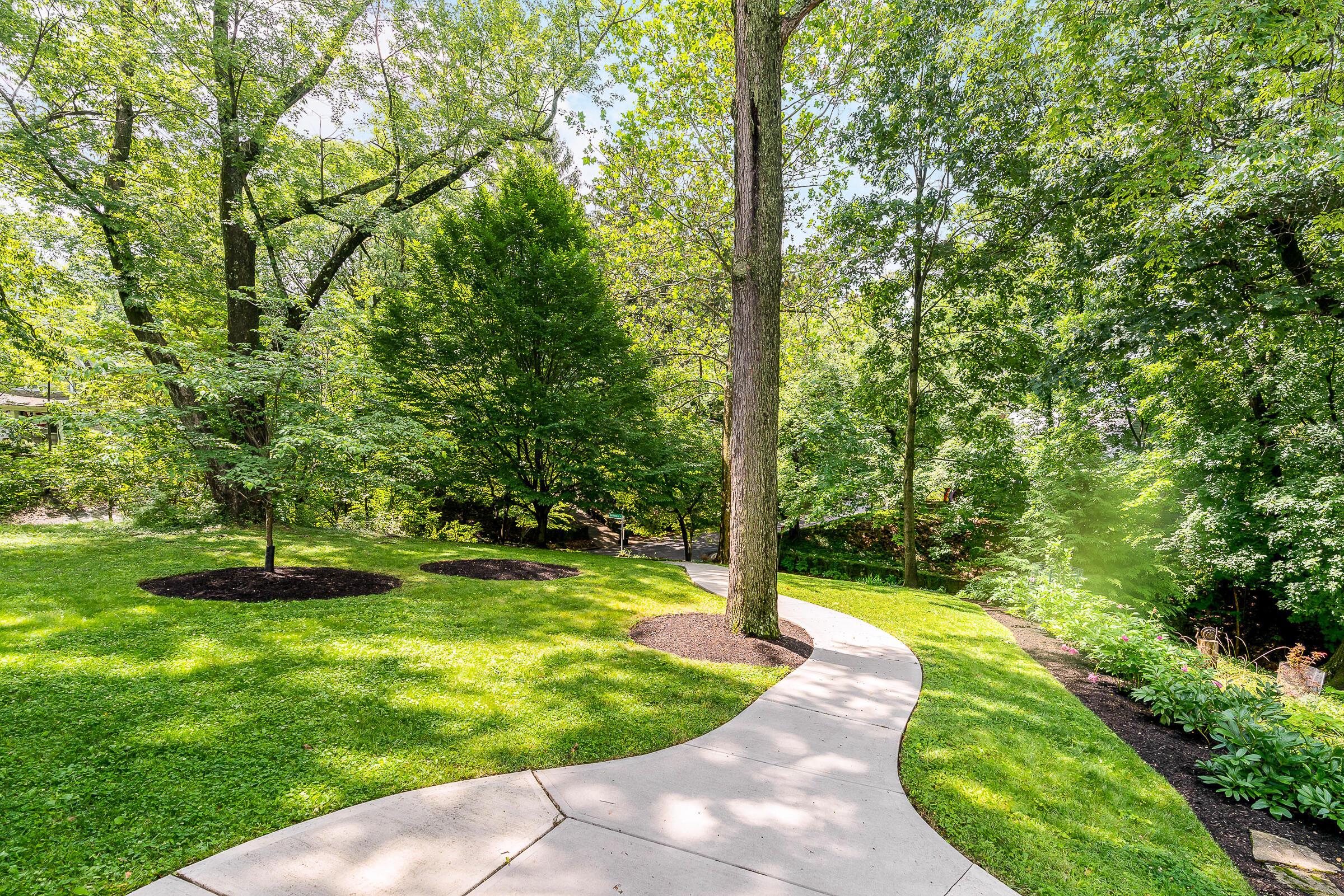 396 Midgard Road Columbus, OH 43202 - Photo 5 of 53 Front yard