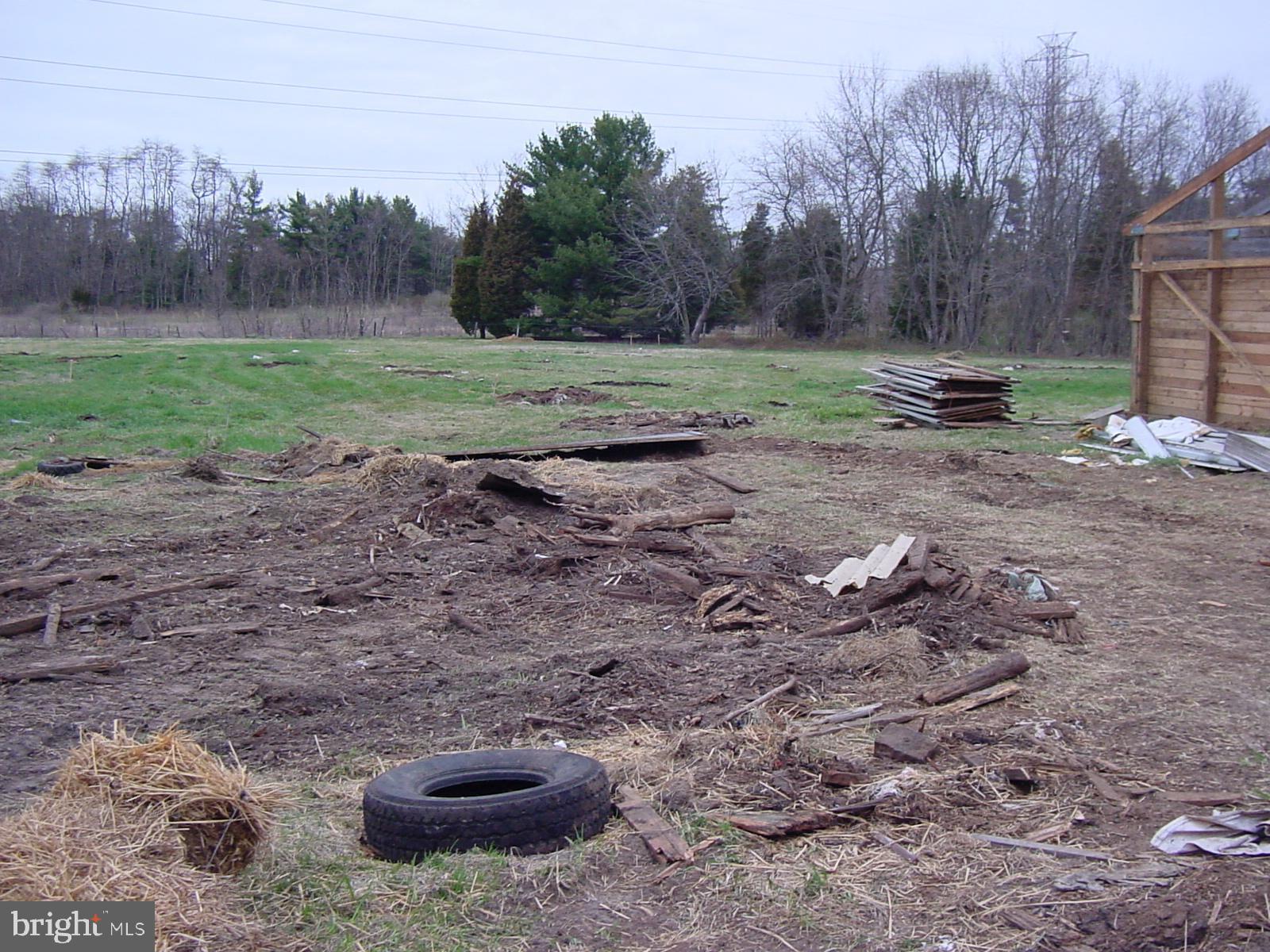 512 Garden Way Mount Laurel, NJ 08054 - Photo 4 of 5 a backyard of a house with lots of green space