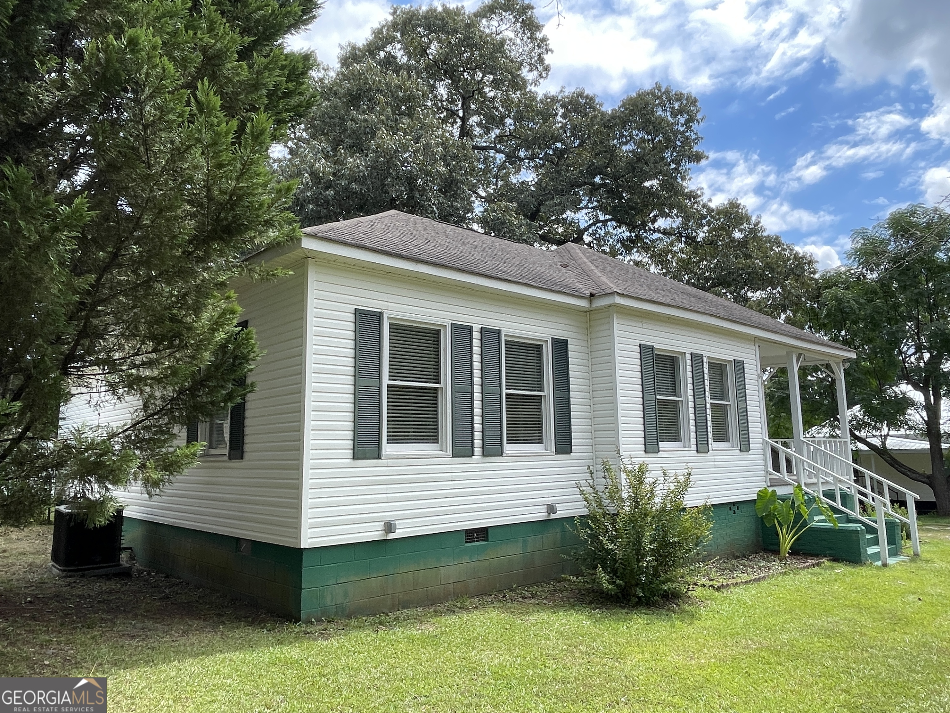 2012 29th Boulevard Valley, AL 36854 - Photo 3 of 29 a front view of a house with garden