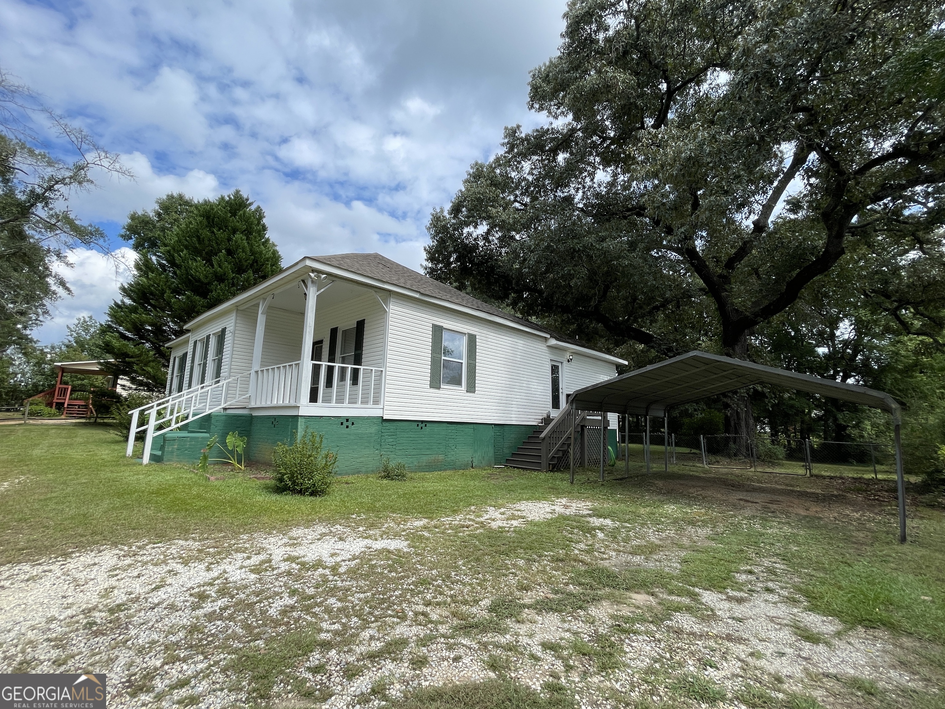 2012 29th Boulevard Valley, AL 36854 - Photo 5 of 29 a front view of a house with garden