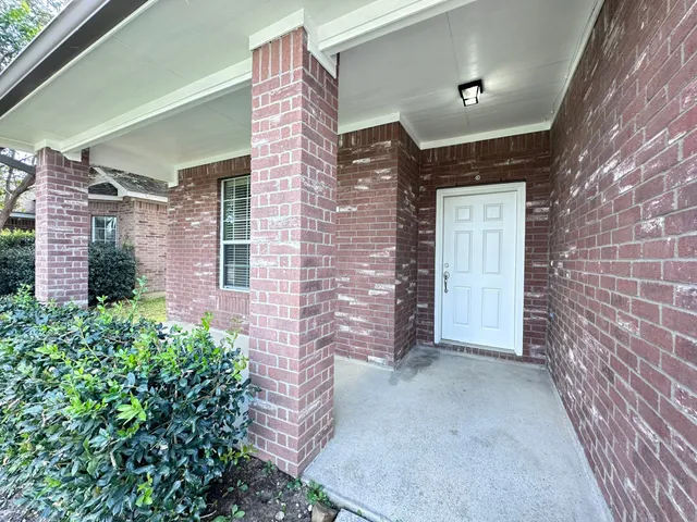 $1,950 | 2211 Highland Crossing Drive, Conroe, TX 77304