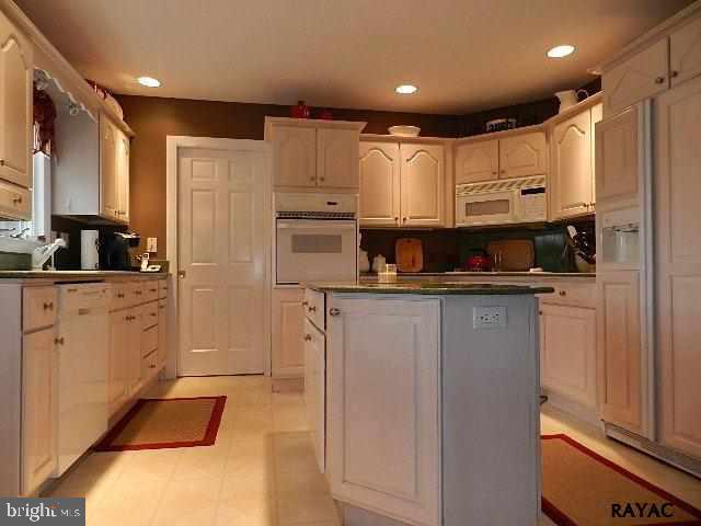 2216 Sutton Road York, PA 17403 - Photo 16 of 30 Gallery Image 16