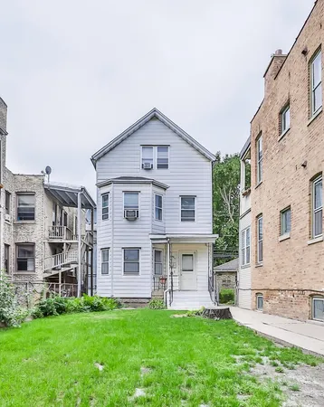 $1,950 | 3238 North Southport Avenue, Unit 1, Chicago, IL 60657