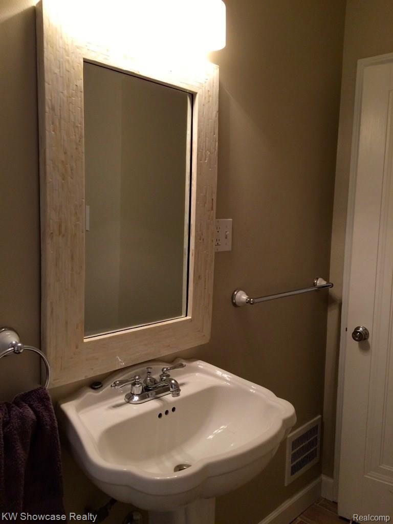 1940 Cambridge Road Berkley, MI 48072 - Photo 10 of 24 IMG_2098.jpg