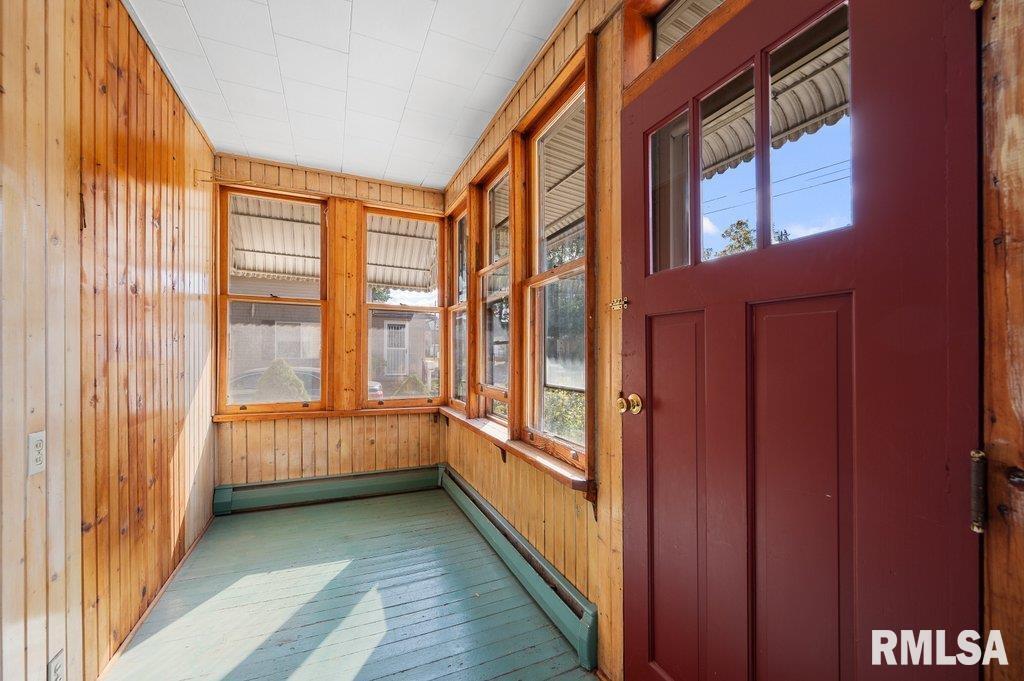 216 North Boss Street Kewanee, IL 61443 - Photo 30 of 36 a view of hallway with windows