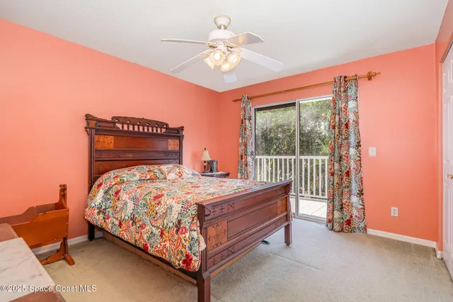 a en suite bathroom with a sink and a mirror