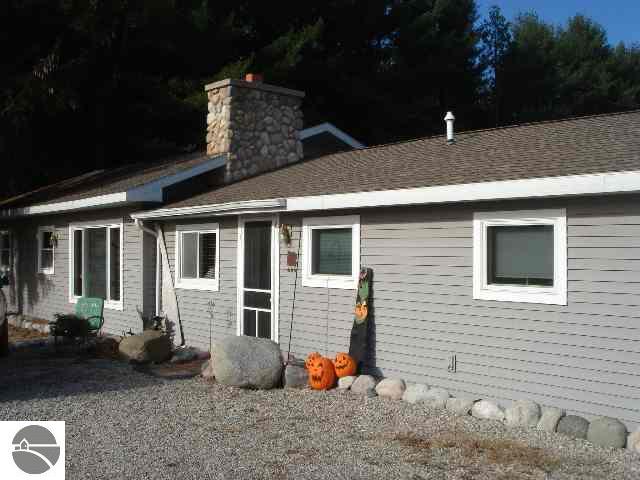 534 East Narlock Road Maple City, MI 49664 - Photo 2 of 9 1671250-1.JPG