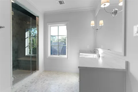 a view of an house with backyard and swimming pool