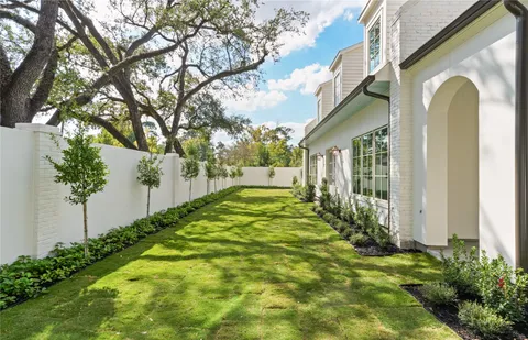 a view of back yard of the house
