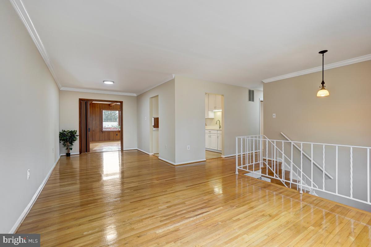 215 Rolling Road Gaithersburg, MD 20877 - Photo 5 of 31 Gallery Image 5