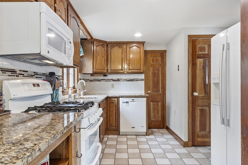 153 Tahattawan Road Littleton, MA 01460 - Photo 3 of 38 Gallery Image 3