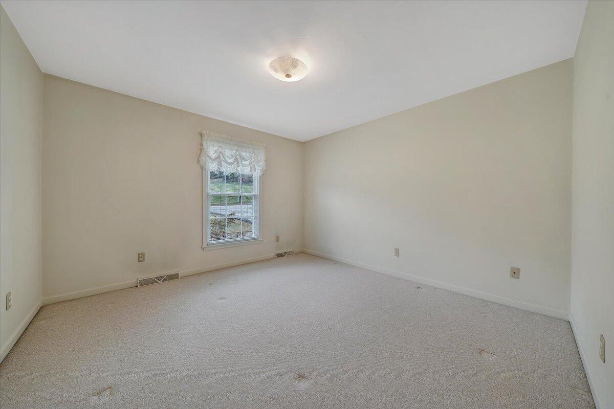 1915 McVitty Road Salem, VA 24153 - Photo 27 of 60 27-MIB05183