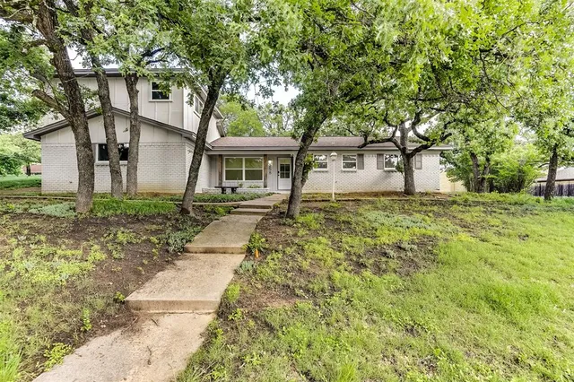 $2,700 | 258 Somerset Terrace, Bedford, TX 76022
