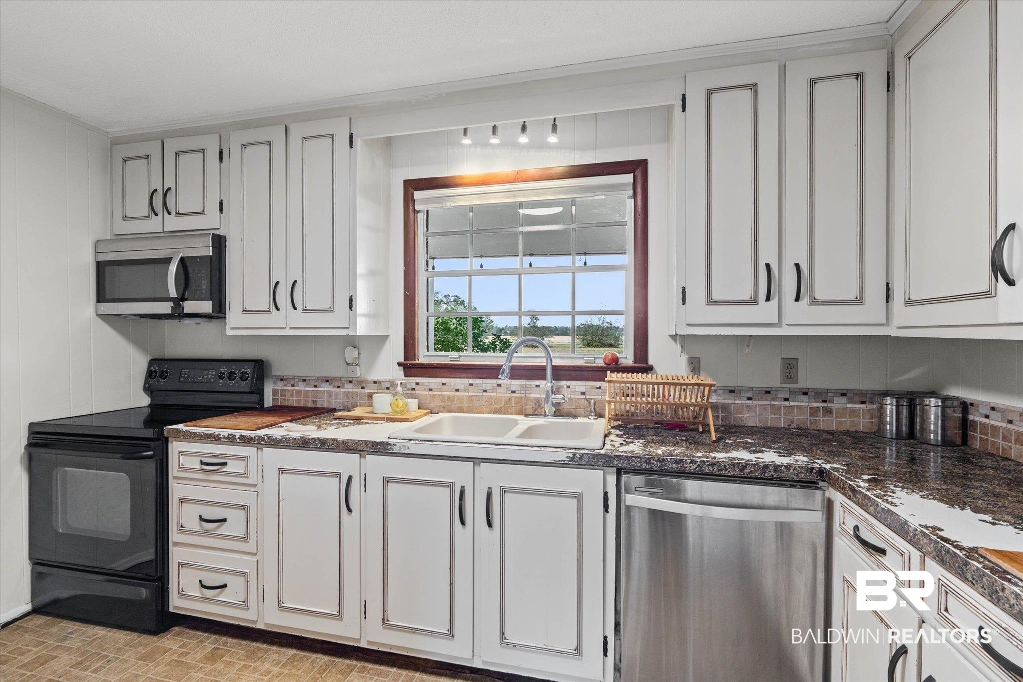 20604 Hadley Road Foley, AL 36535 - Photo 7 of 33 Kitchen