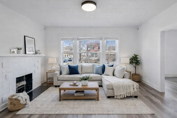 $1,950 | 3047 West Berteau Avenue, Unit 1, Chicago, IL 60618
