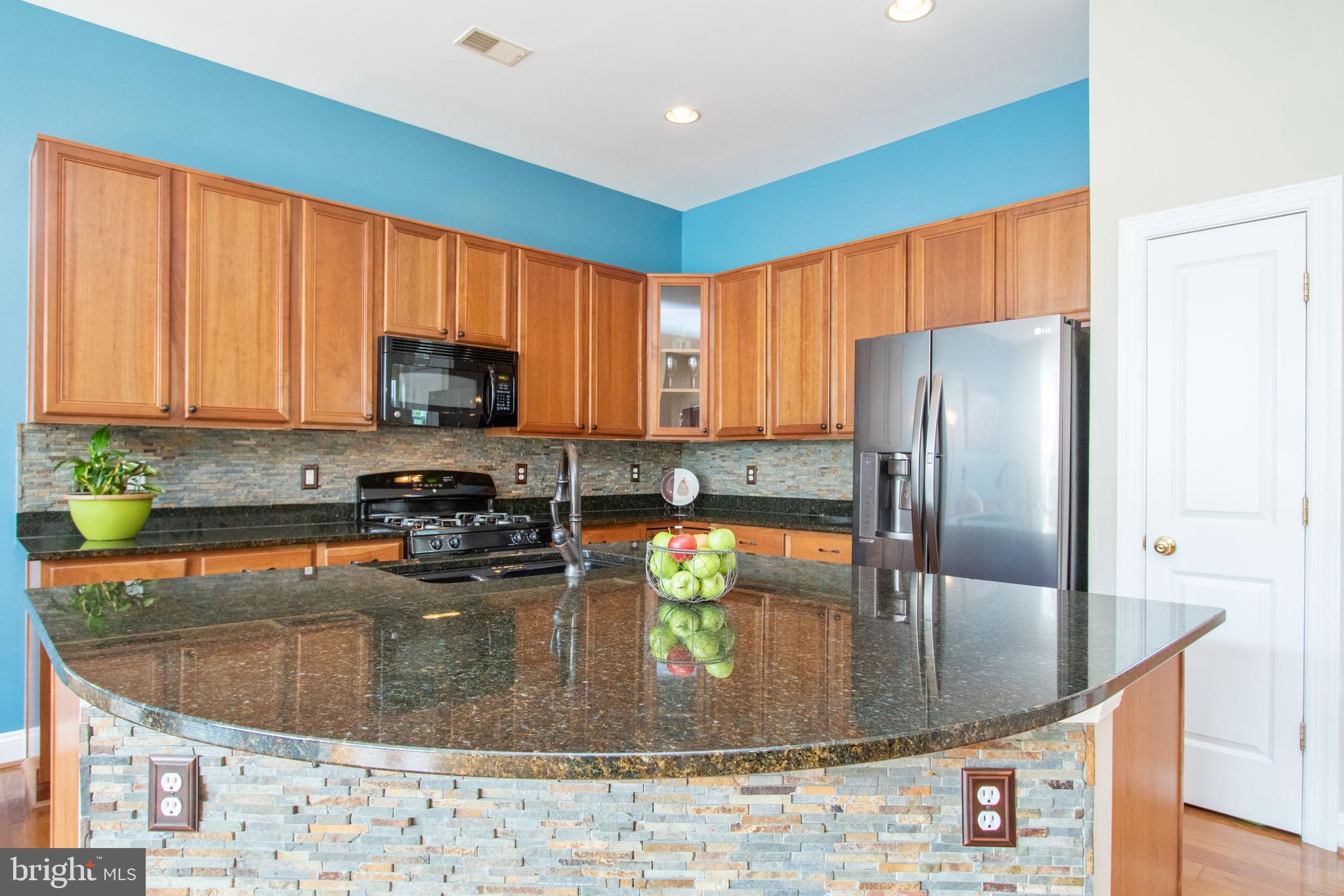9036 Ribbon Falls Loop Bristow, VA 20136 - Photo 11 of 43 Expansive Center Island with Barstool Overhang