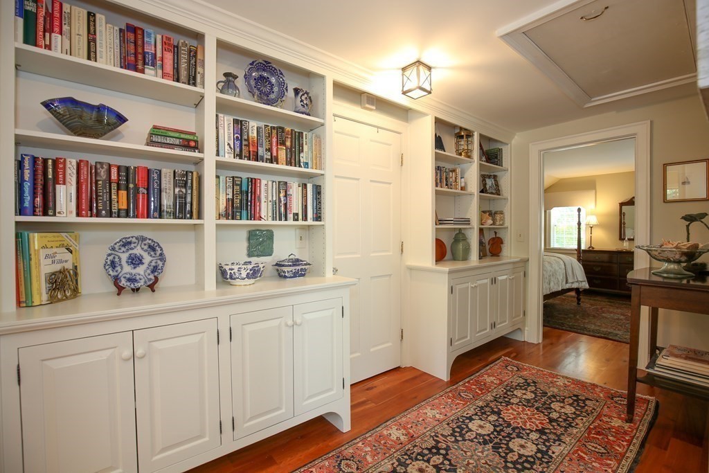 21 Rolfe's Lane Newbury, MA 01951 - Photo 20 of 42 a living room with fish tank and a book shelf