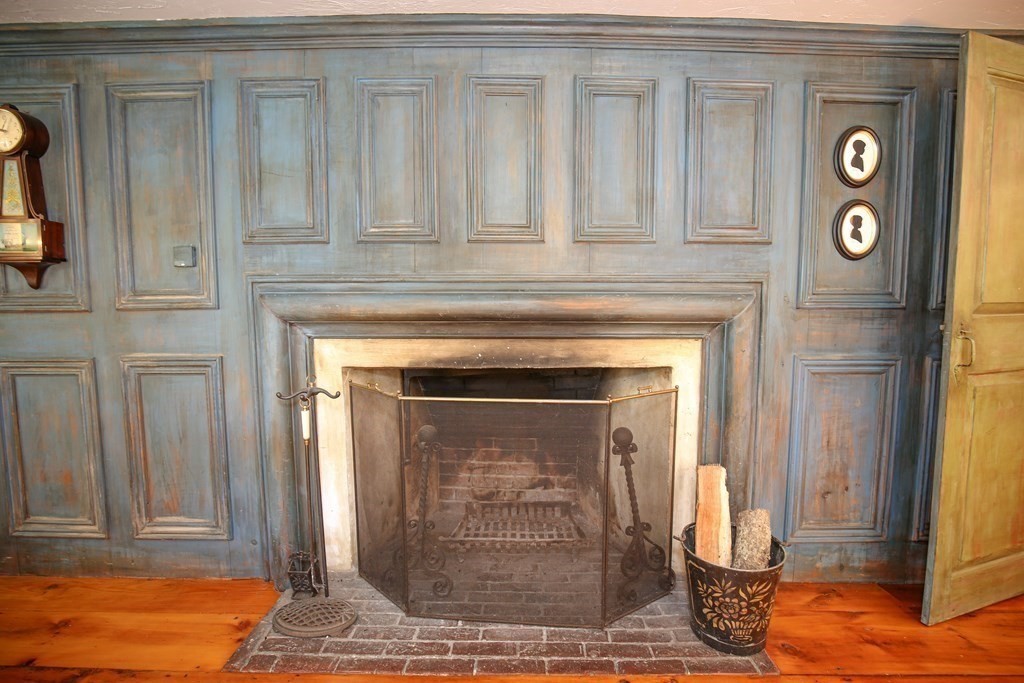 21 Rolfe's Lane Newbury, MA 01951 - Photo 7 of 42 a view of front door of house