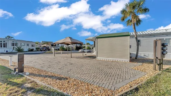 a view of a backyard