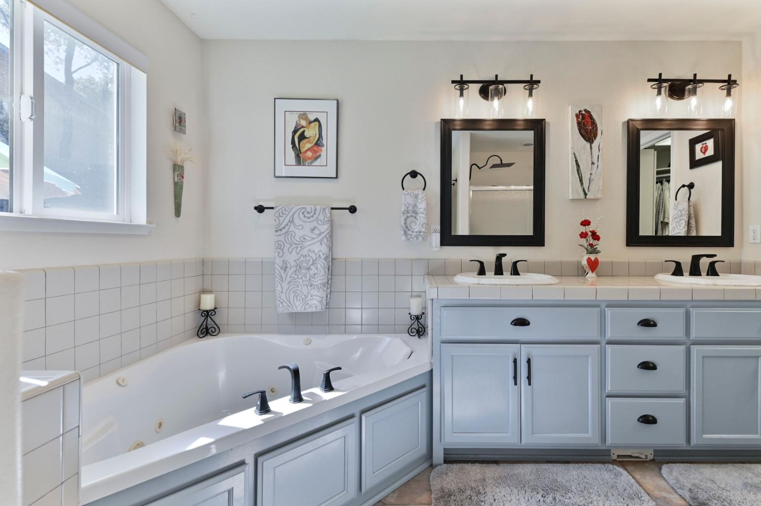 234 Mistletoe Court Angels Camp, CA 95222 - Photo 48 of 80 a bathroom with a tub a sink and mirror