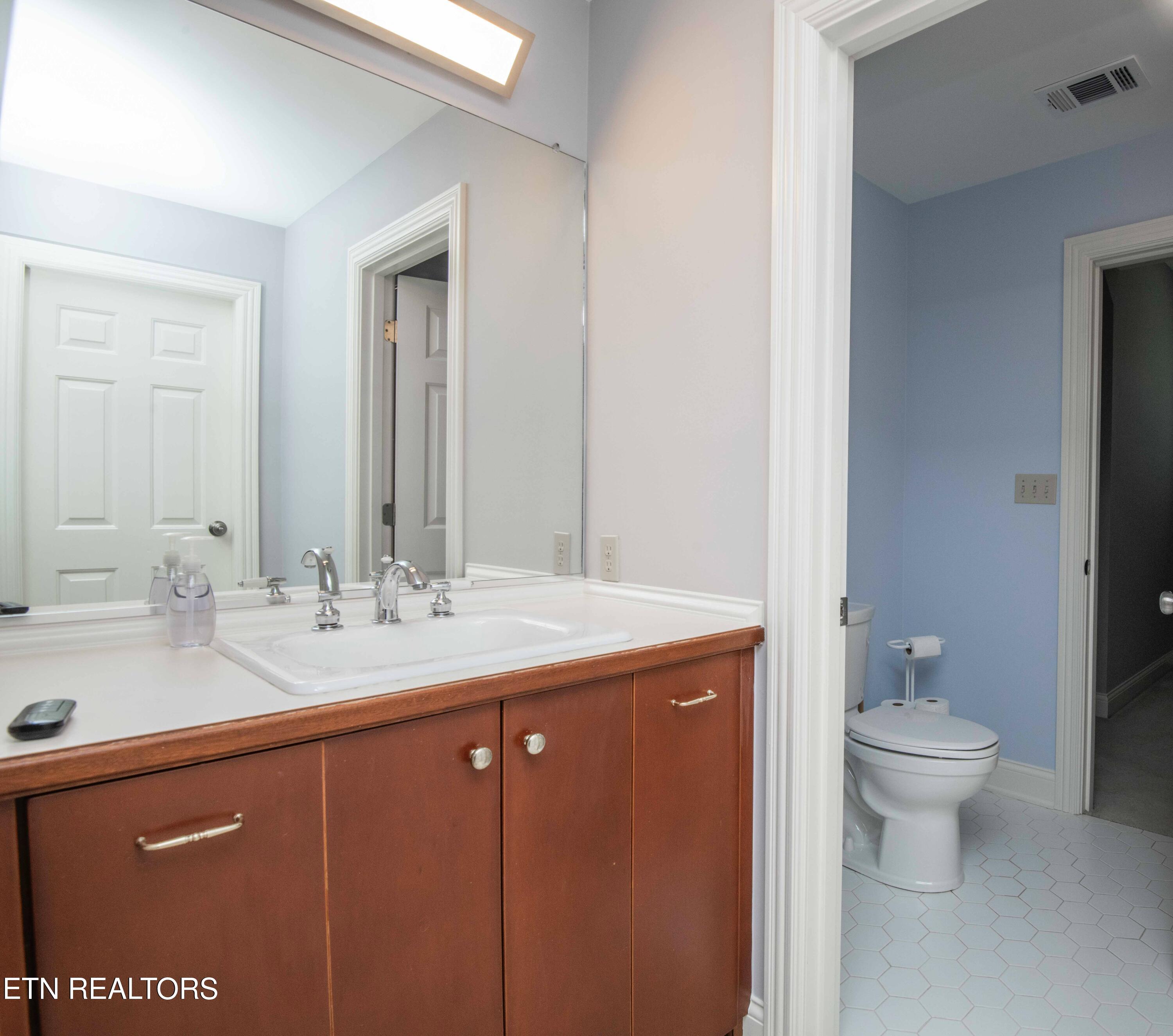 197 Whippoorwill Drive Oak Ridge, TN 37830 - Photo 24 of 40 2ND FLOOR FULL BATH