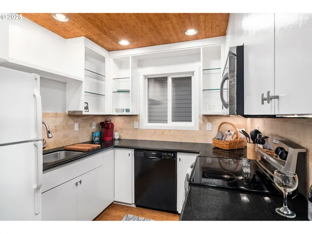 $299,000 | 5715 Northeast Sacramento Street, Unit 11, Portland, OR 97213