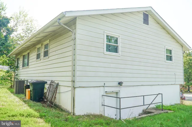 a view of a house with backyard
