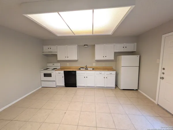 $1,050 | 330 West Byrd Boulevard, Unit 2, Universal City, TX 78148