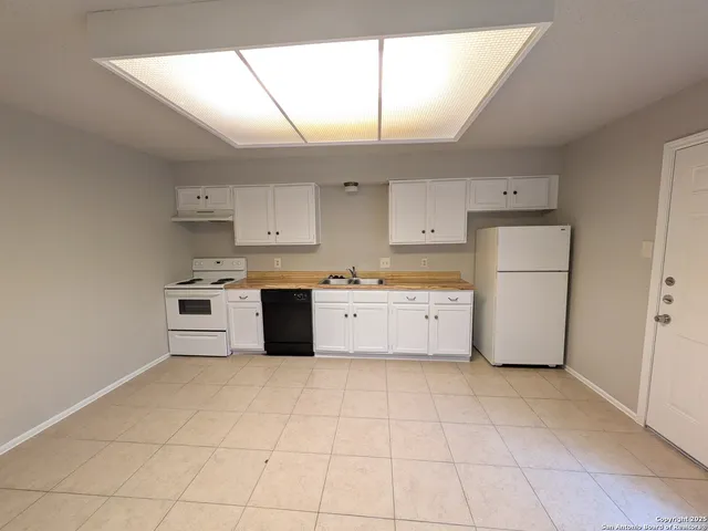 $1,075 | 330 West Byrd Boulevard, Unit 2, Universal City, TX 78148