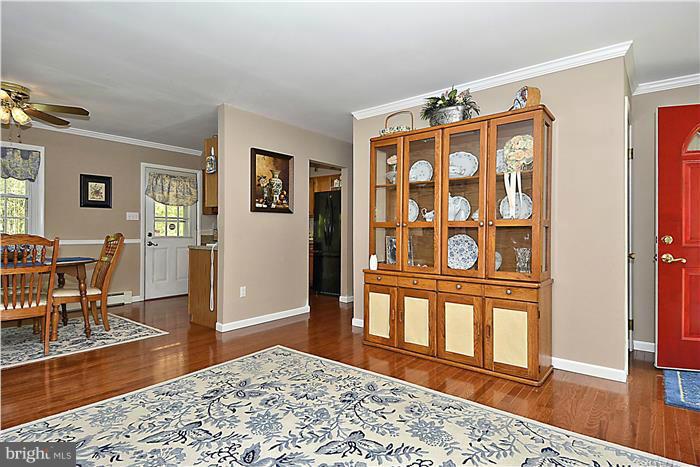5212 Cochran Road Beltsville, MD 20705 - Photo 5 of 30 Living Room