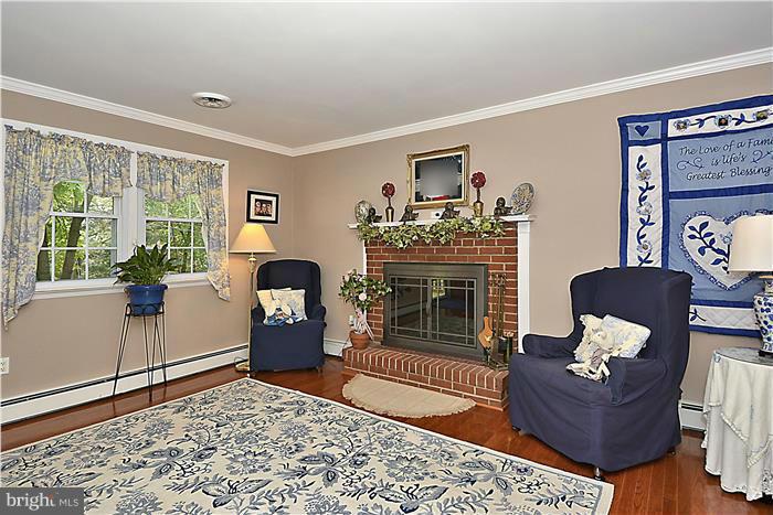 5212 Cochran Road Beltsville, MD 20705 - Photo 6 of 30 Living Room