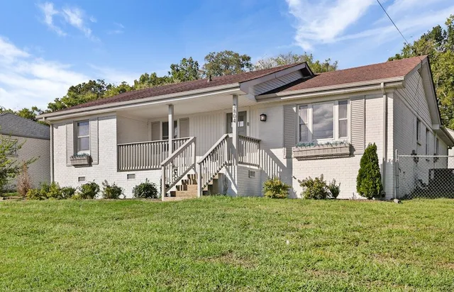 a view of a house with backyard