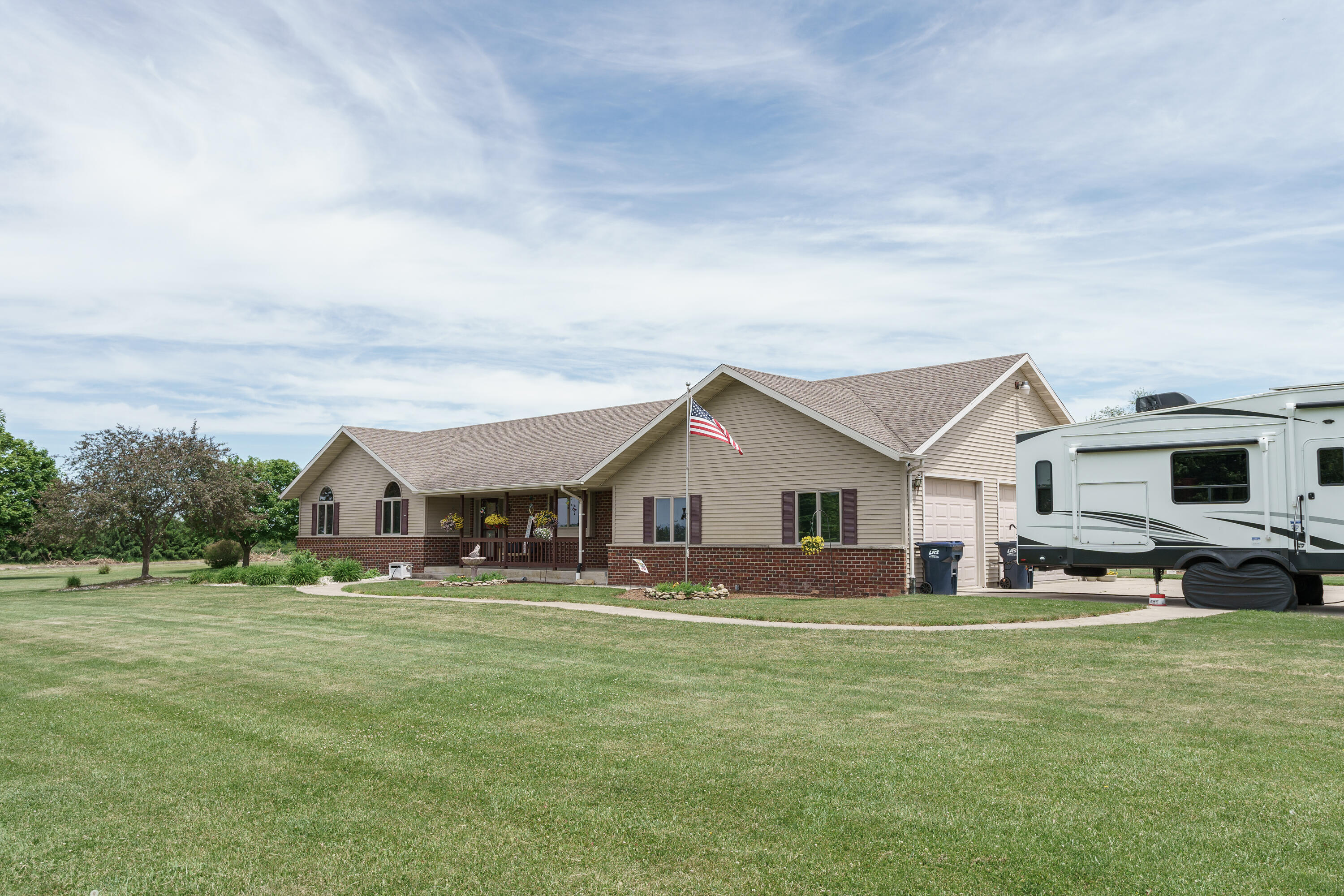 W5546 Sun Road Juneau, WI 53039 - Photo 2 of 99 2