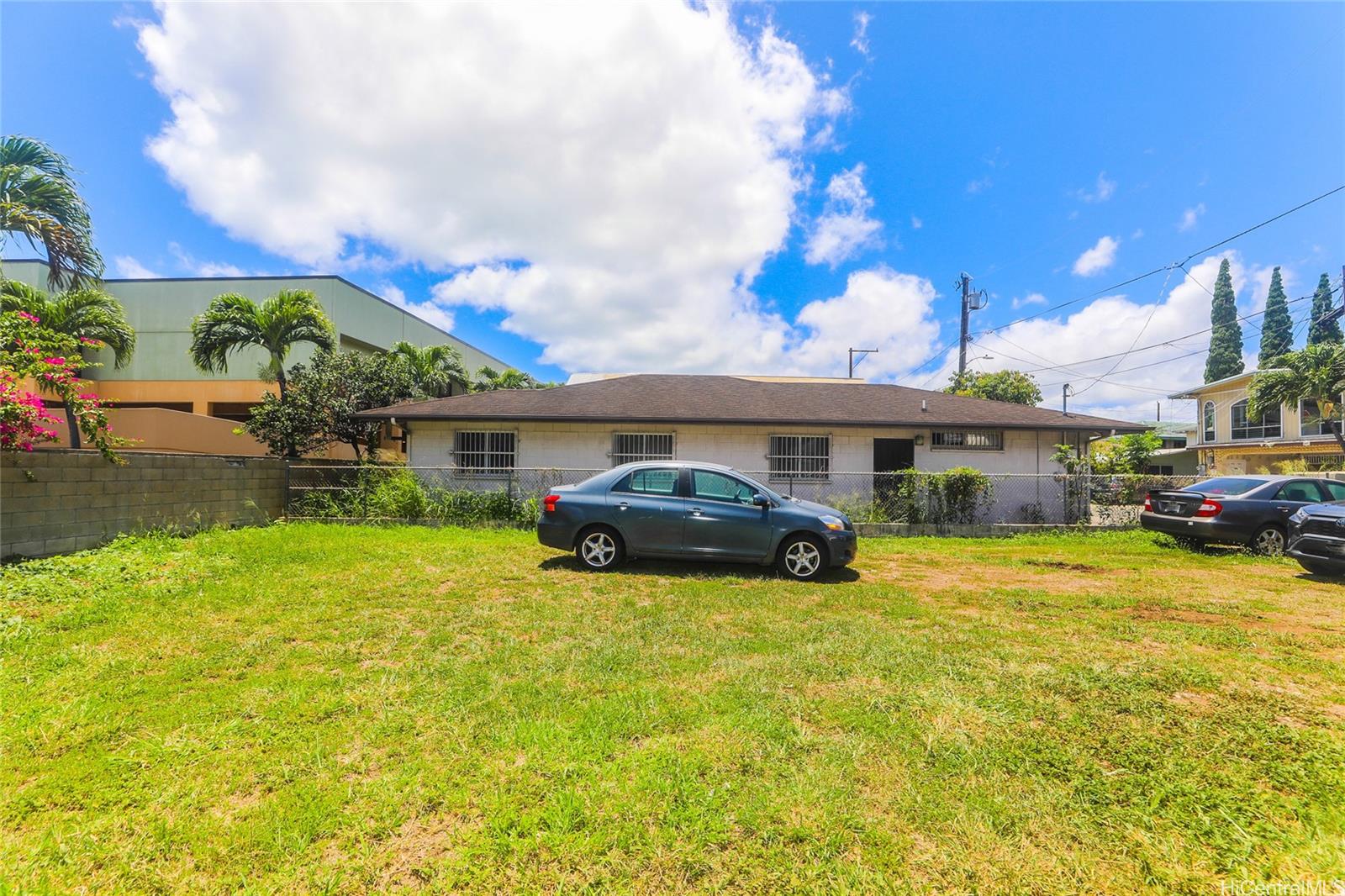 1031 Morris Lane Honolulu, HI 96817 - Photo 4 of 10 a view of a house with a yard