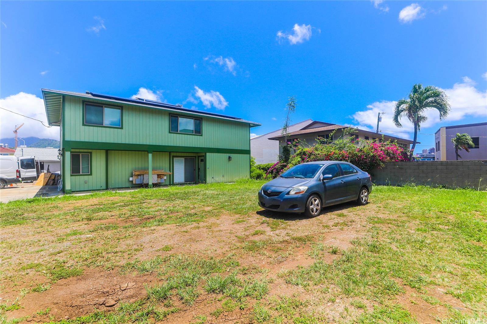 1031 Morris Lane Honolulu, HI 96817 - Photo 7 of 10 a front view of a house with a garden
